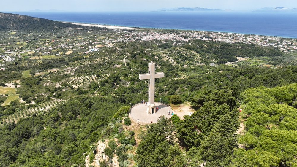 Luftfoto af klosteret og det store kors på Filerimos på Rhodos