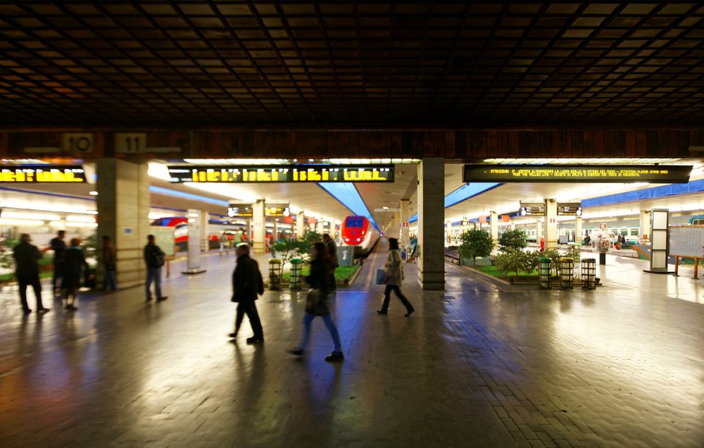 Perronerne på Firenze Santa Maria Novella, hvor regionaltoget fra Pisa ankommer