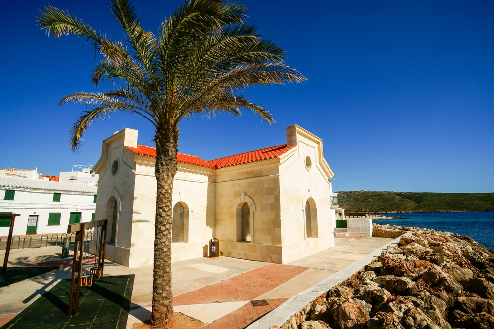 Landsbyen Fornells og havnen i Fornells-bugten på Menorca