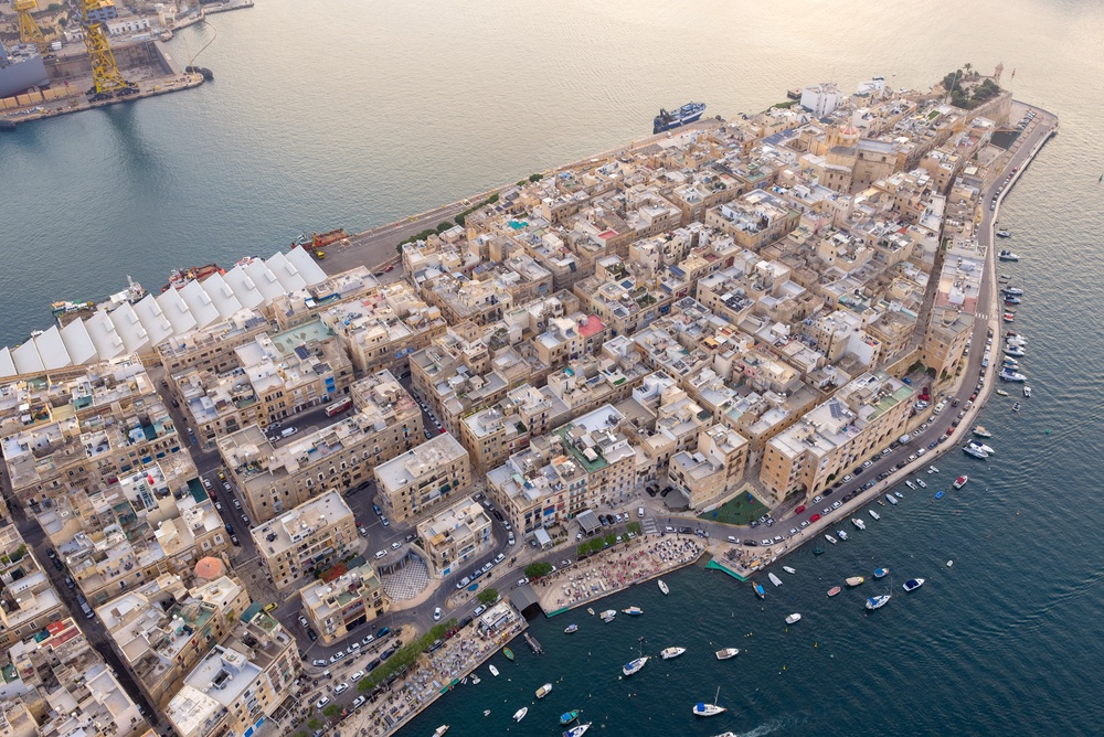 Havnefronten i Birgu med Fort St. Angelo set fra luften