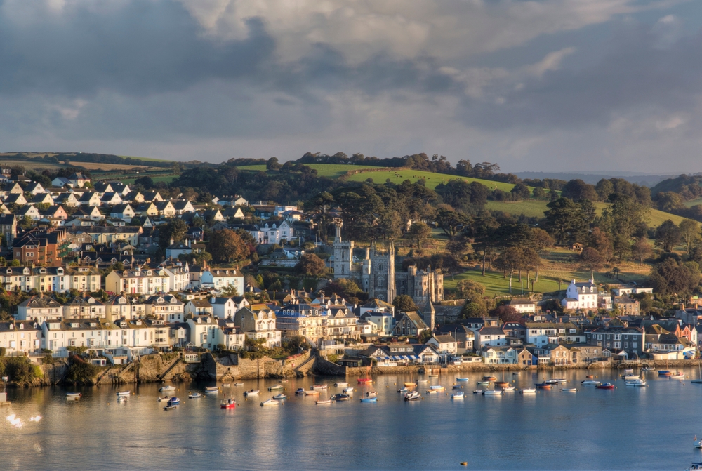 Fowey og havnen set fra Polruan i Cornwall