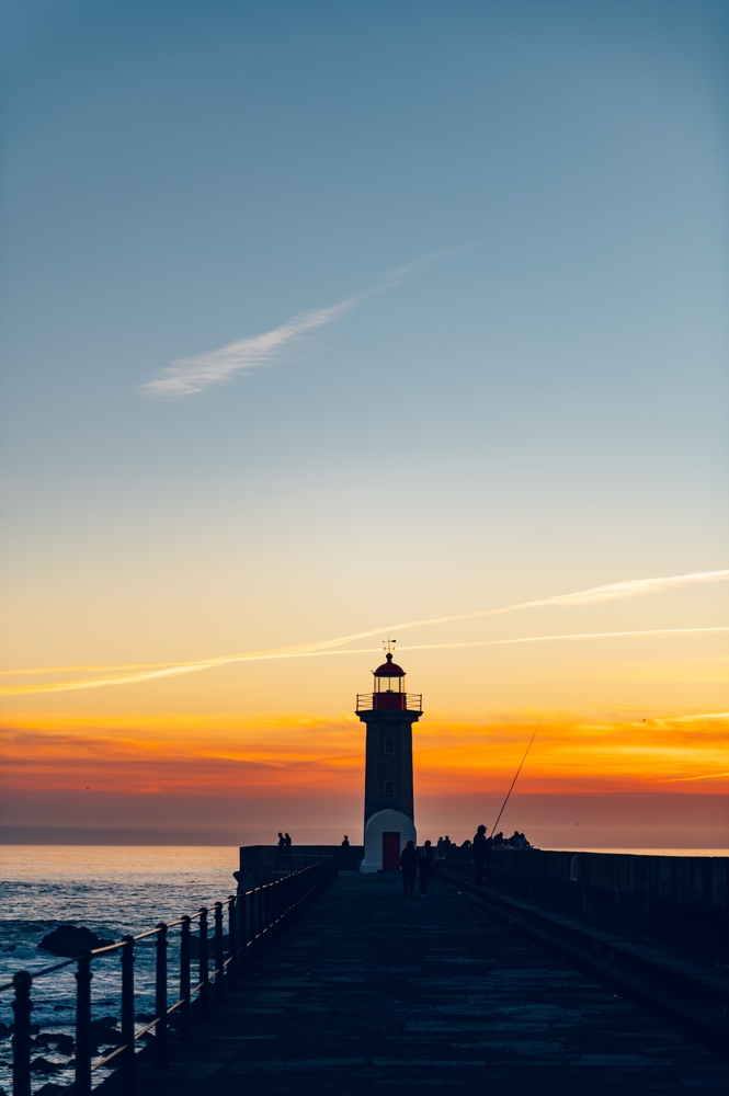 Fyrtårnet Farolim de Felgueiras ved Foz do Douro i Porto ved solnedgang