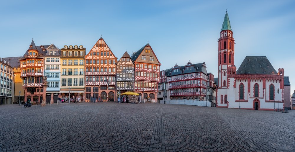Römerberg med bindingsværkshuse og Alte Nikolaikirche i Frankfurts Old Town