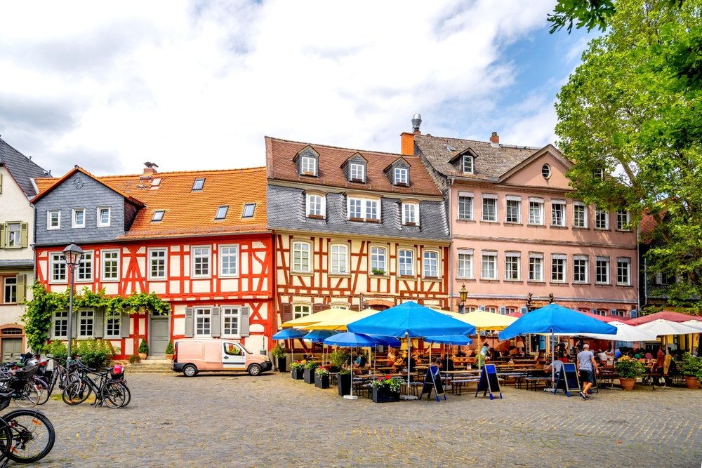 Bindingsværkshuse i Old Town i Frankfurt-Höchst