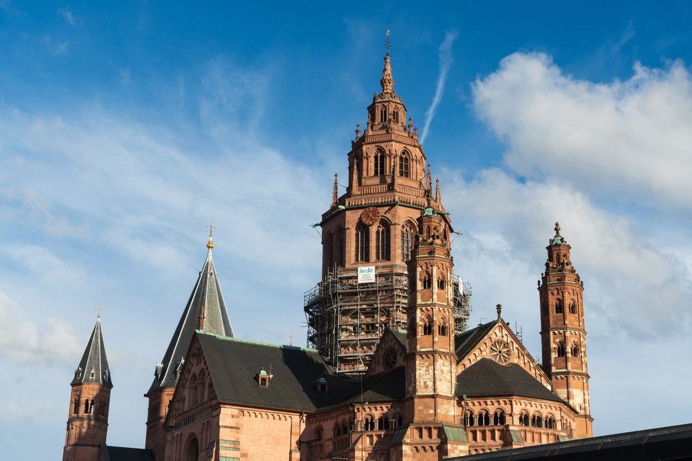 Kaiserdom St. Bartholomäus med det gotiske tårn i Frankfurt