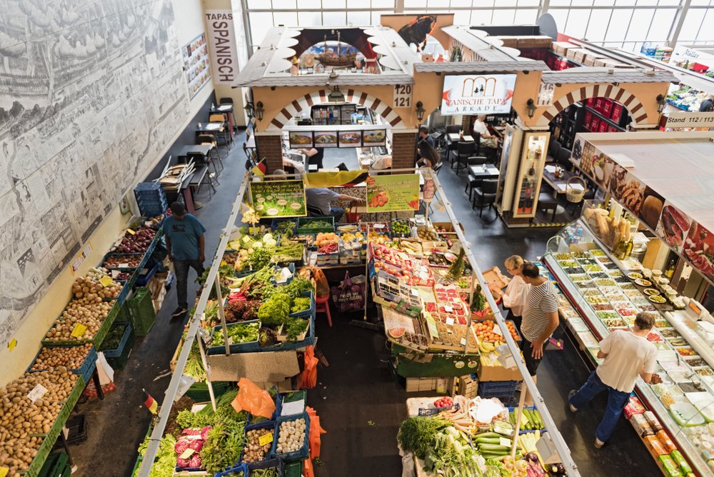 Boder med frugt og delikatesser i Kleinmarkthalle i Frankfurt