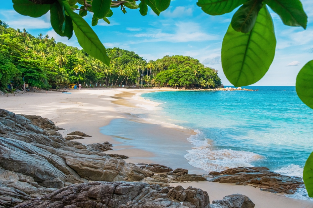 Freedom Beach med palmer og turkist vand på Phuket
