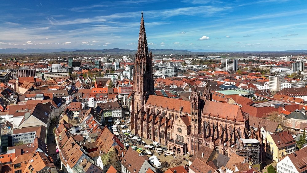 Luftfoto af Freiburgs Old Town med domkirken Freiburger Münster