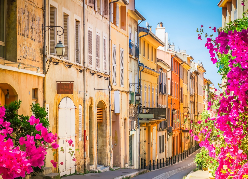 Gade i Old Town i Aix-en-Provence en sommerdag