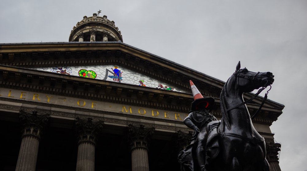 Gallery of Modern Art og rytterstatuen af Wellington på Royal Exchange Square i Glasgow