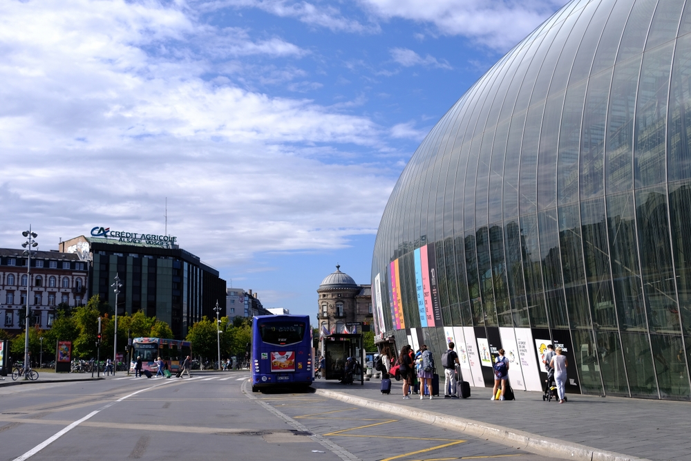 Banegården Gare de Strasbourg under blå himmel