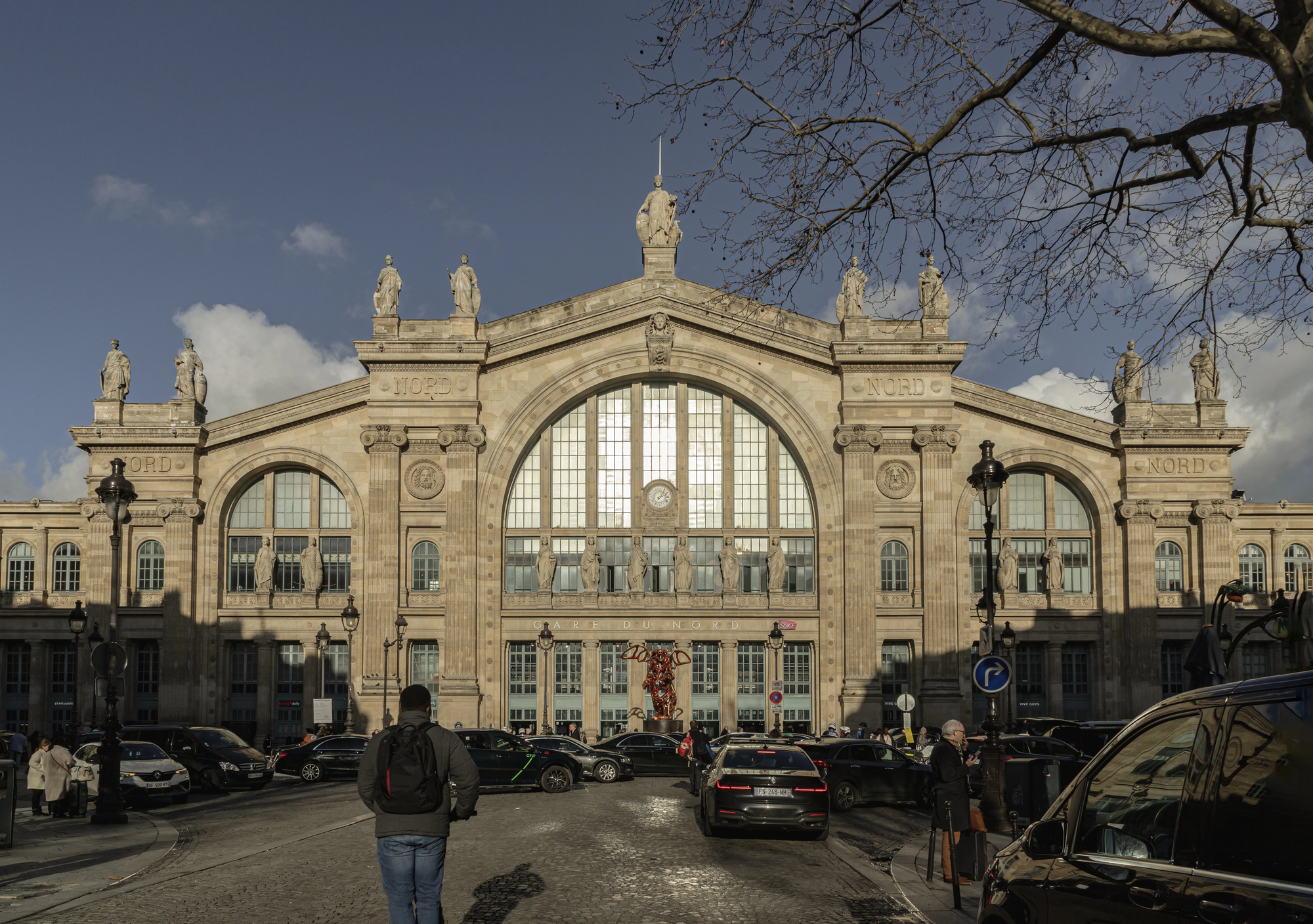 Facaden på Gare du Nord i Paris