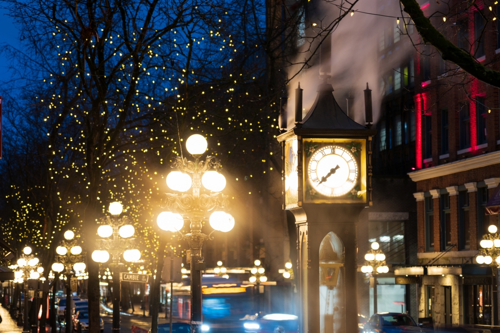 Dampuret i Gastown på hjørnet af Cambie og Water Street i Vancouver om aftenen