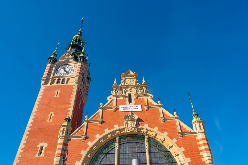 Hovedbanegården Gdańsk Główny med klokketårnet i Gdansk
