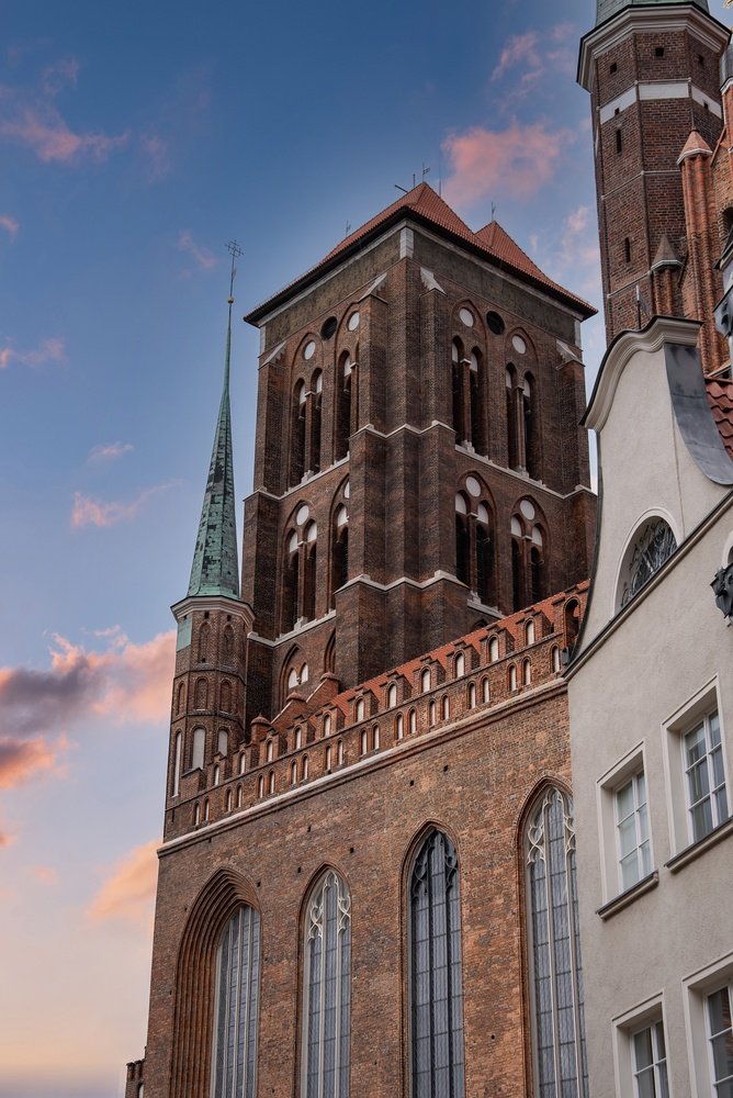 Mariakirkens murstenstårn og facade i aftenlys
