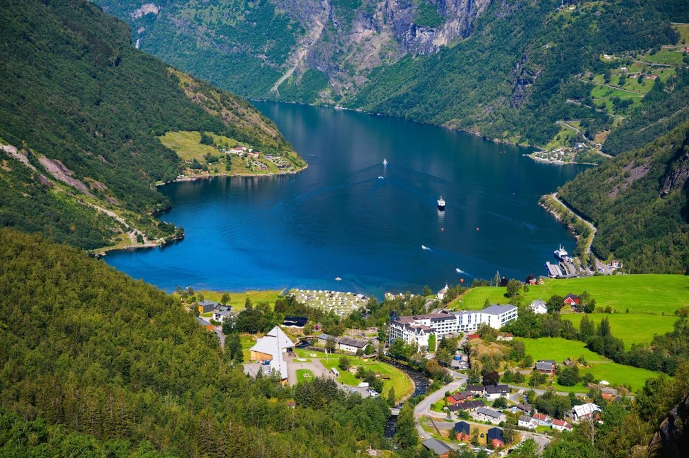 Landsbyen Geiranger inderst i Geirangerfjorden