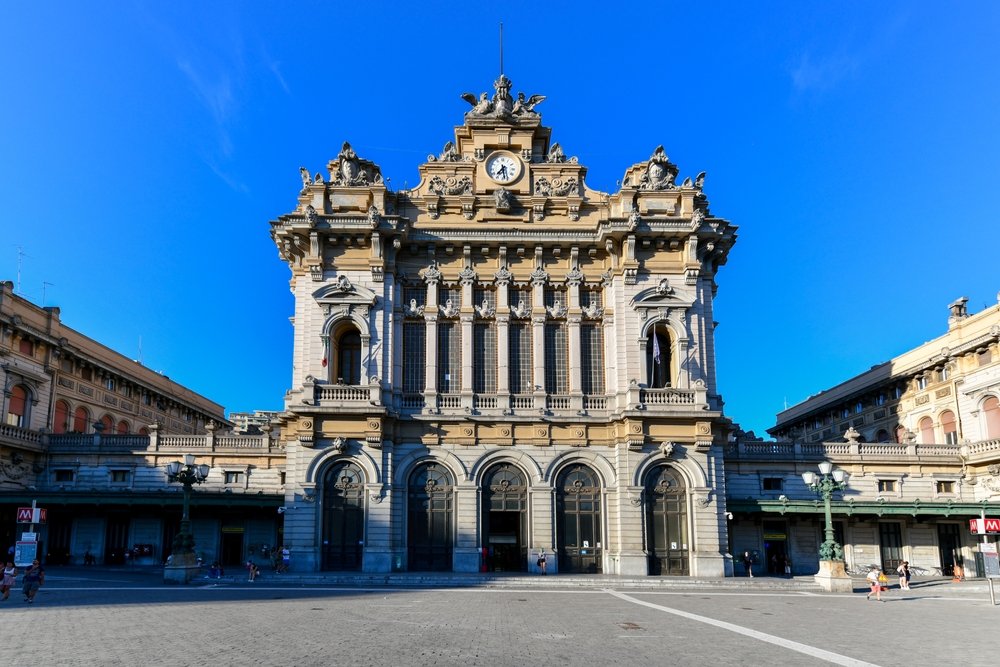 Stationen Genova Brignole ved Piazza Giuseppe Verdi i Genova