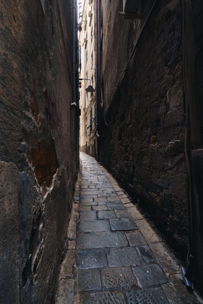 Smal gyde mellem høje huse i Centro Storico i Genova