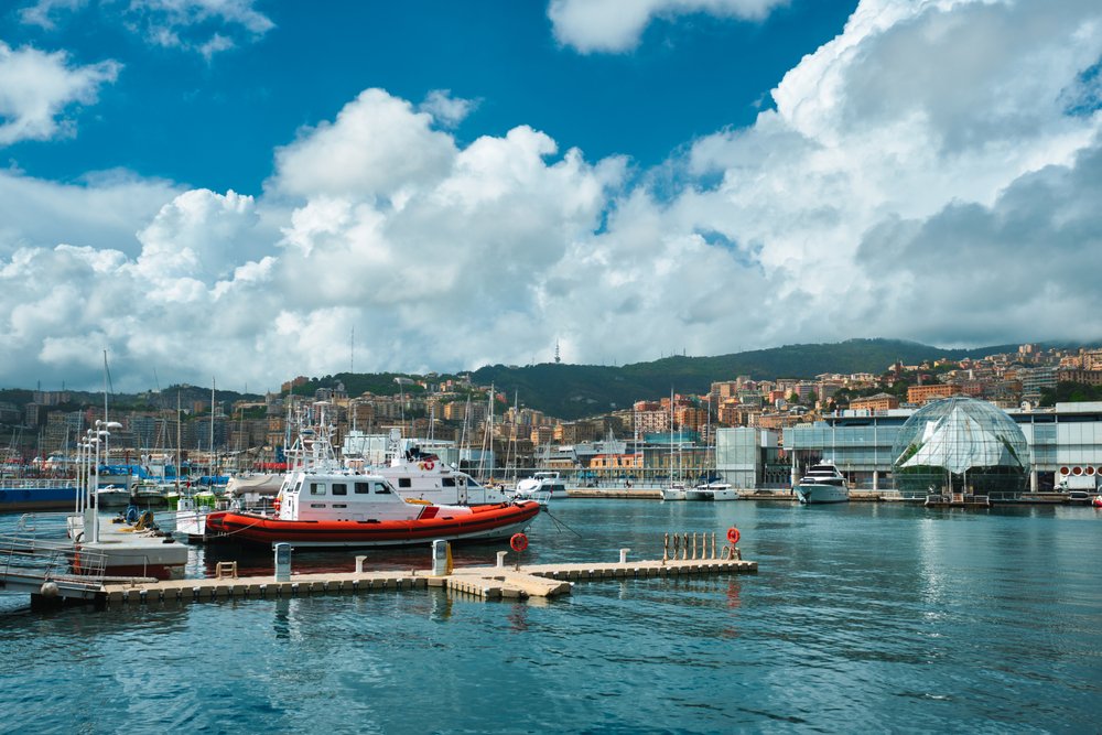 Lystbåde i Porto Antico med Biosfera ved akvariet i Genova