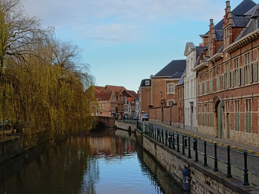 Lieve-kanalen med historiske huse ved Prinsenhof