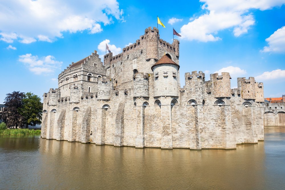 Gravensteen med middelalderlige fæstningsværker