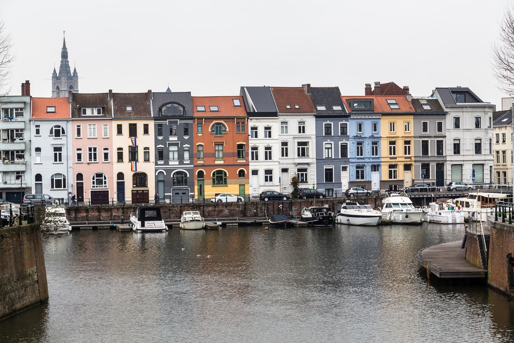 Farverige huse langs Nieuwbrugkaai og Portus Ganda