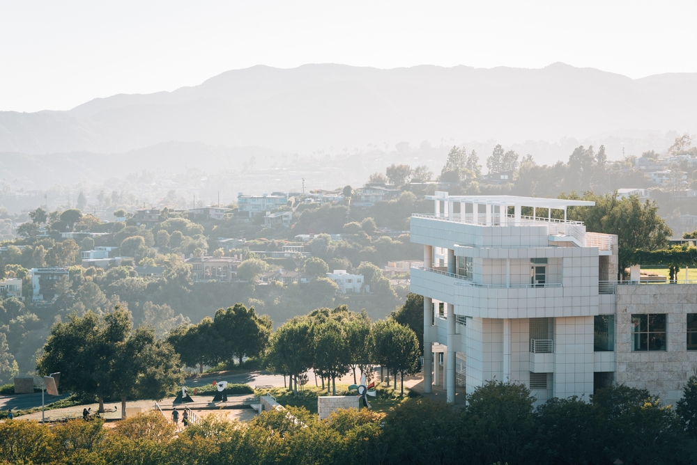 Arkitekturen på Getty Center med bjergene i baggrunden i Los Angeles