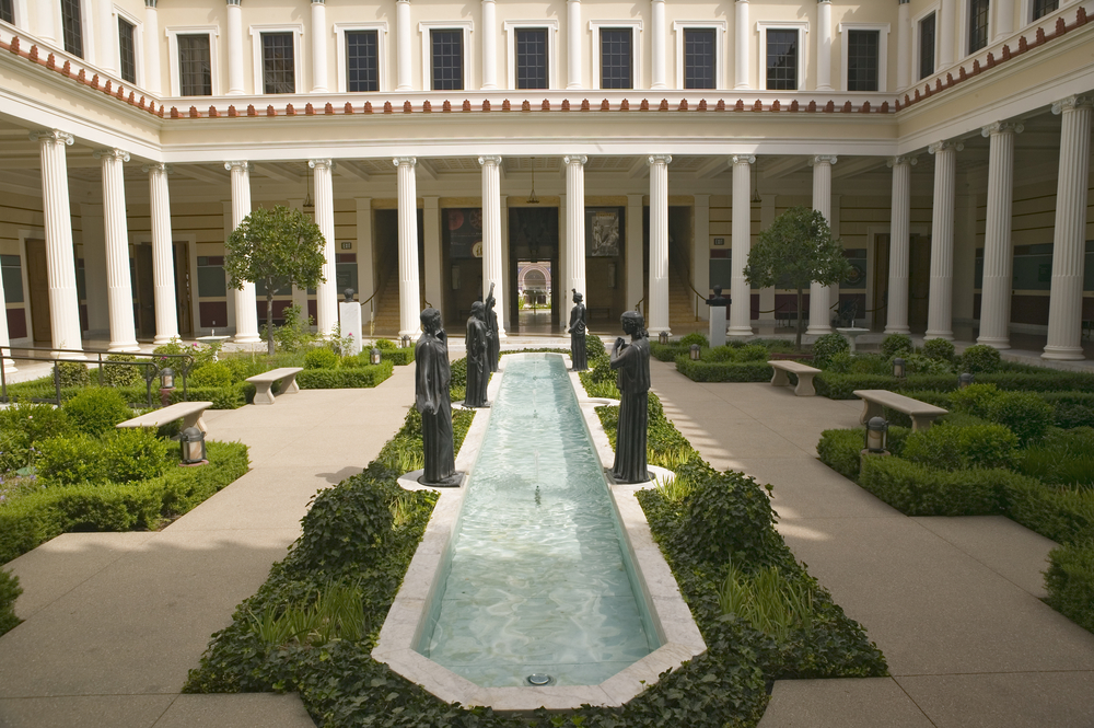 Søjlegangen og det lange bassin ved Getty Villa i Pacific Palisades
