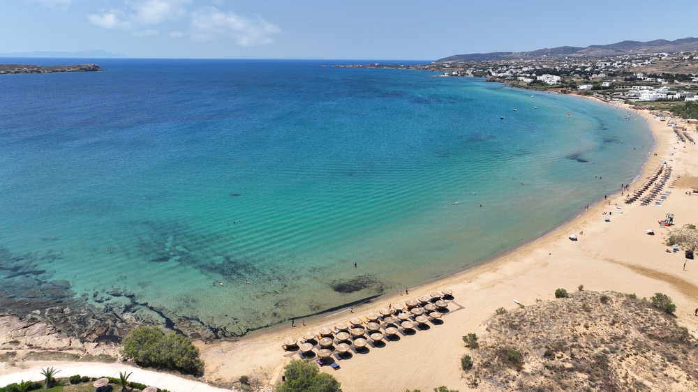 Sandstranden Chrissi Akti, også kaldet Golden Beach, på Paros set fra luften