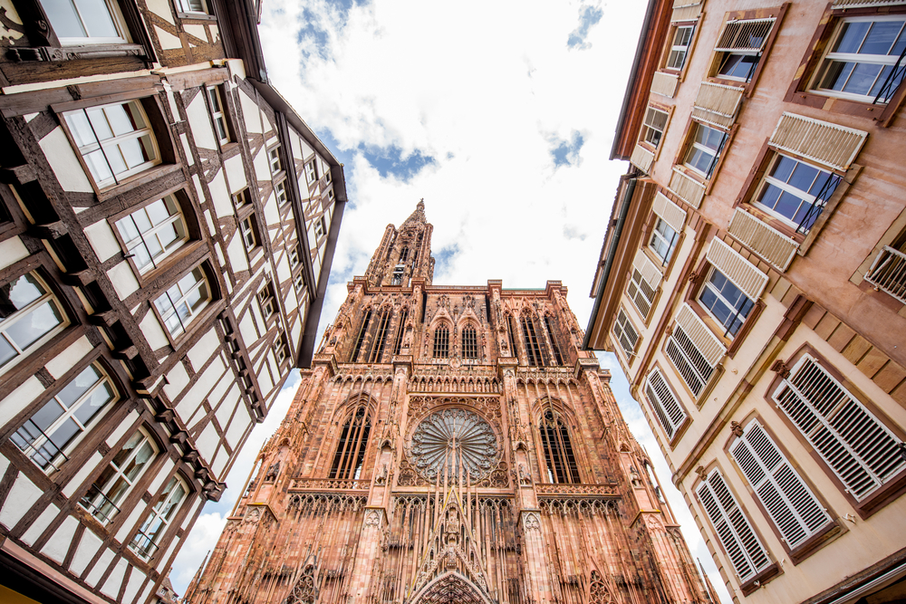 Gade med gamle huse og katedralen Notre-Dame på Grande Île i Strasbourg
