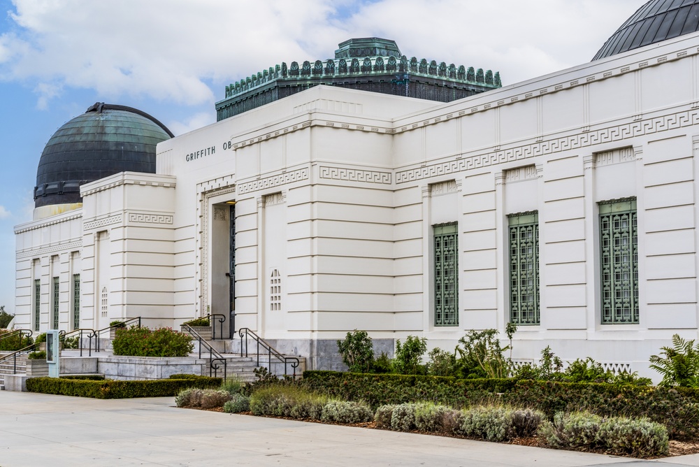 Den hvide art deco-facade på Griffith Observatory i Los Angeles