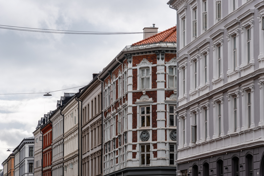 Typiske etageejendomme i en gade på Grünerløkka i Oslo
