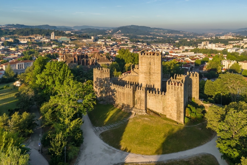 Luftfoto af borgen i Guimarães ved solopgang