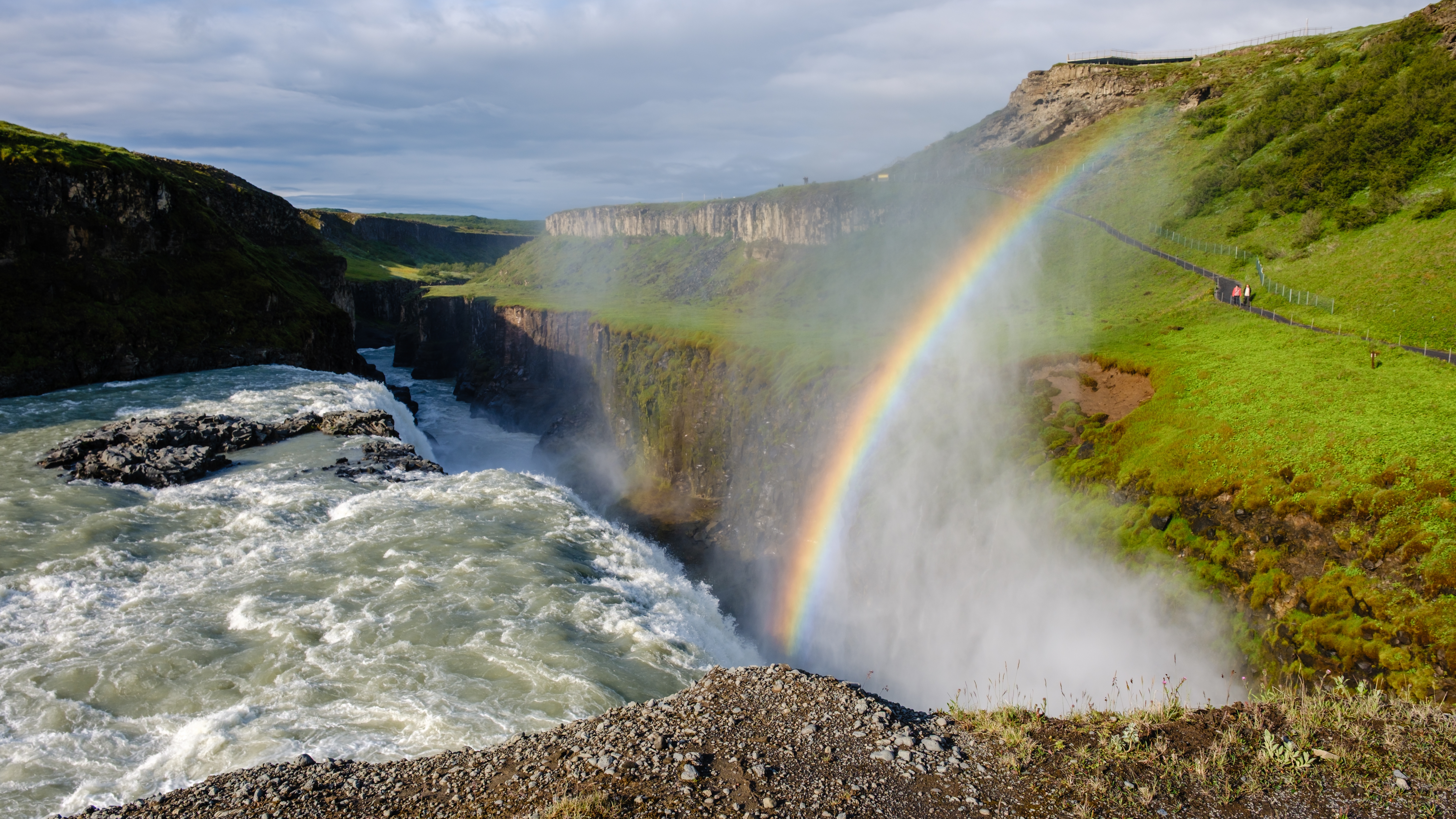 Gullfoss falder ned i kløften