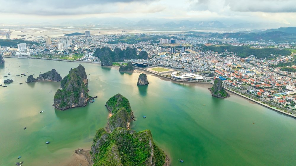 Ha Long-byen og kalkstensøer i Ha Long-bugten set fra luften