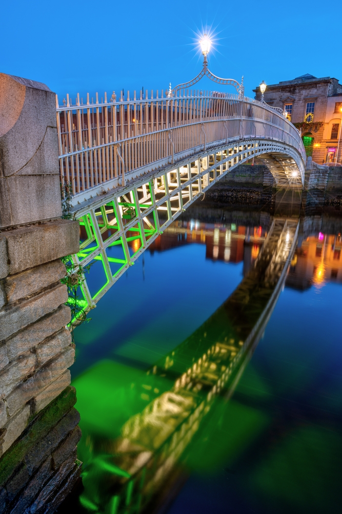 Ha'penny Bridge over floden Liffey i Dublin i tusmørke