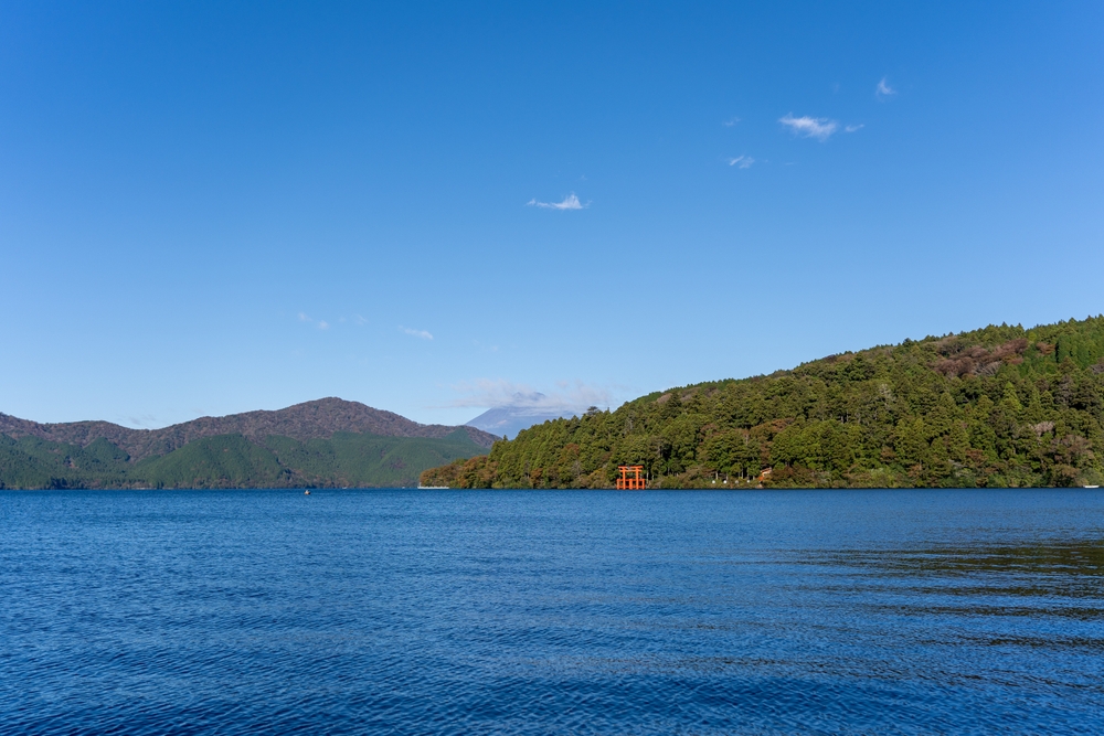 Den røde torii-port ved søen Ashi i Hakone med Fuji-bjerget i baggrunden