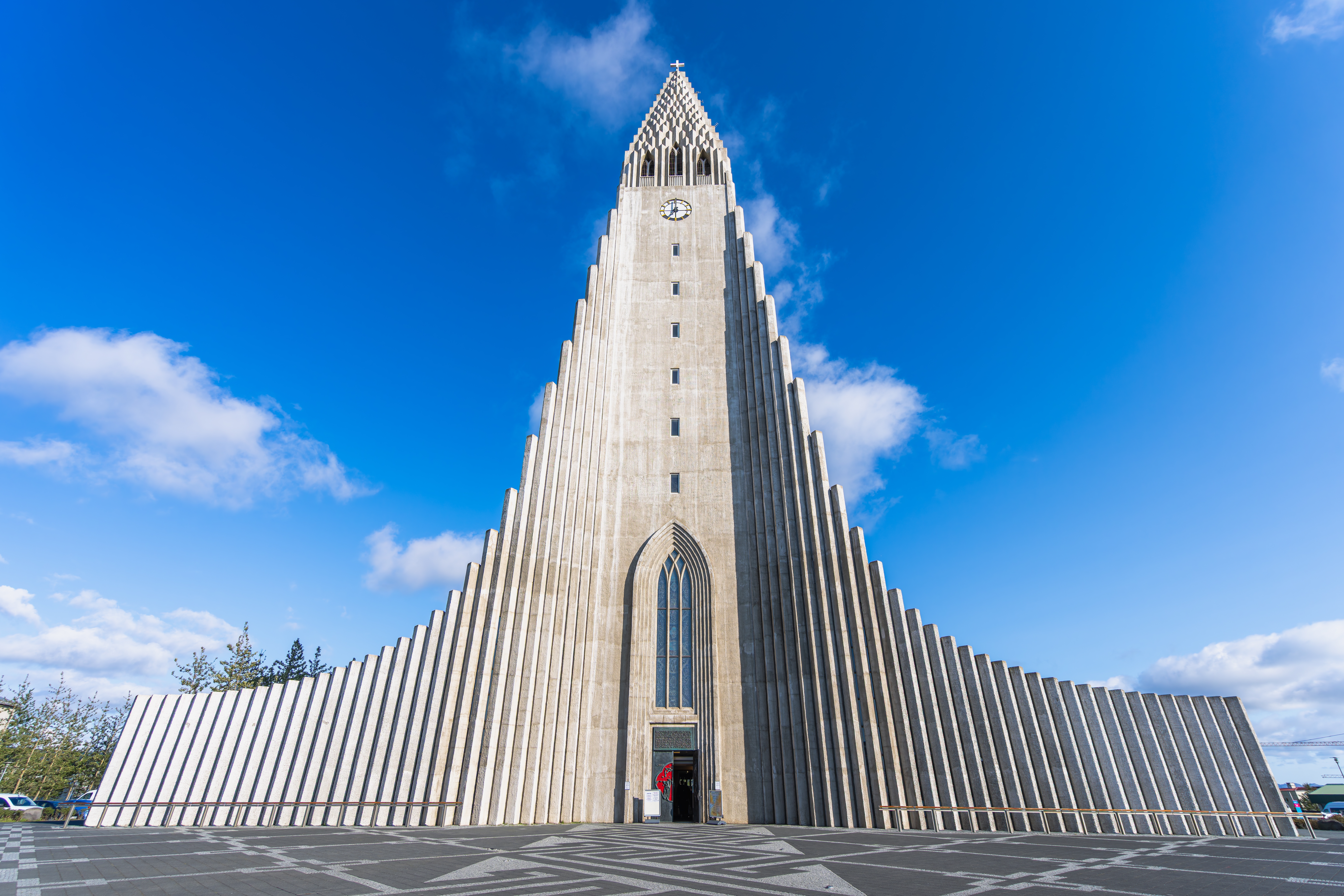 Hallgrímskirkja i Reykjavik mod blå himmel