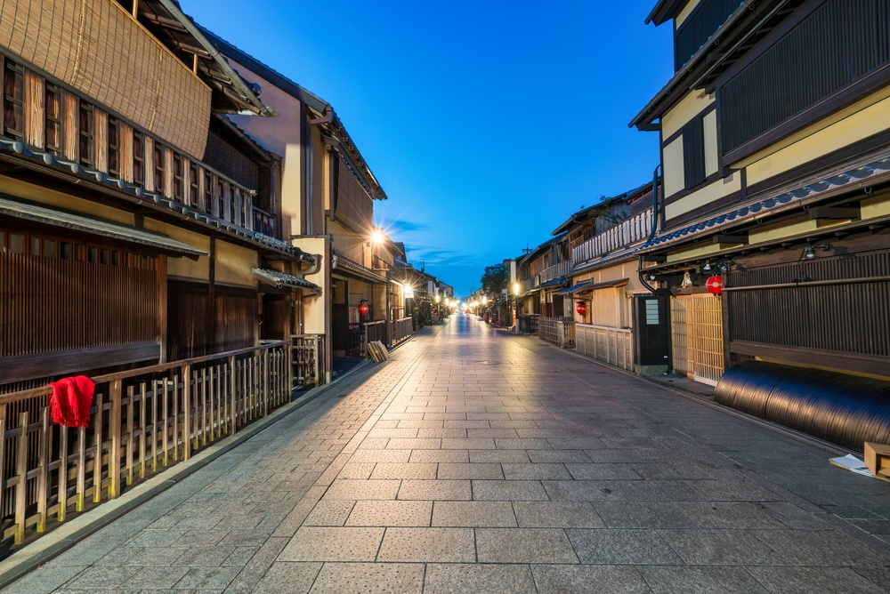 Gaden Hanamikoji i Gion i Kyoto ved daggry