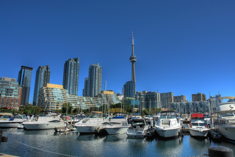 Lystbådehavnen Marina Quay West ved Queens Quay på Harbourfront i Toronto med CN Tower i baggrunden