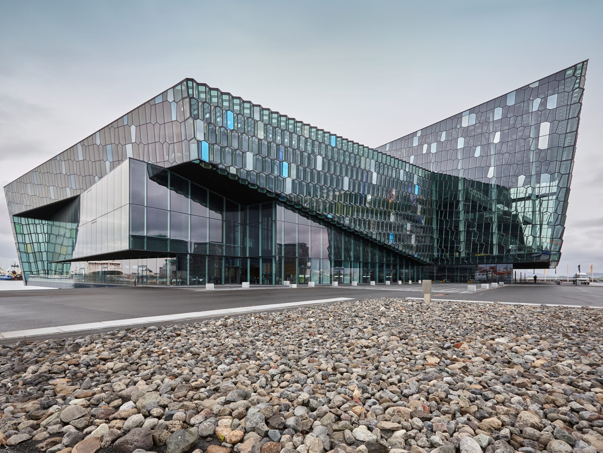 Glasfacaden på Harpa i Reykjavik