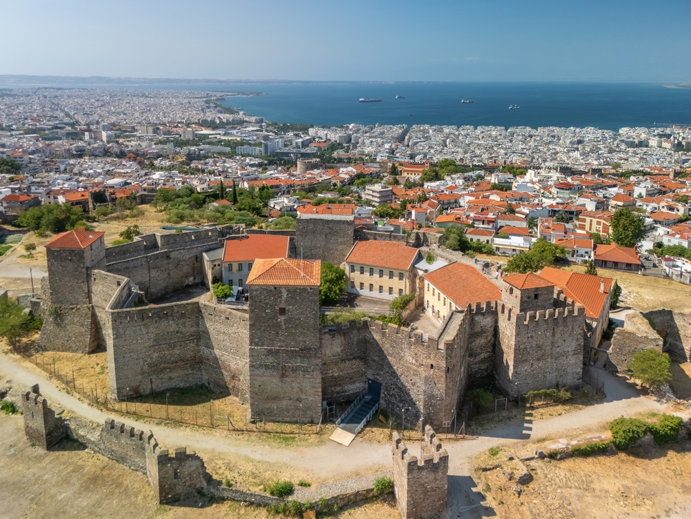 Luftfoto af fæstningen Heptapyrgio (Yedi Kule) og tårnene i Ano Poli i Thessaloniki