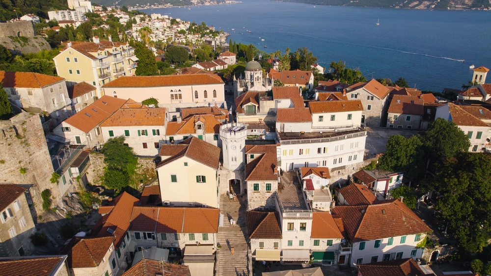Klokketårnet og tagene i Old Town i Herceg Novi