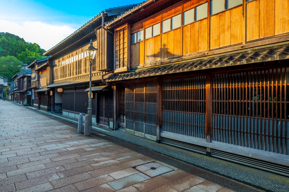 Gade med tehuse i kvarteret Higashi Chaya i Kanazawa