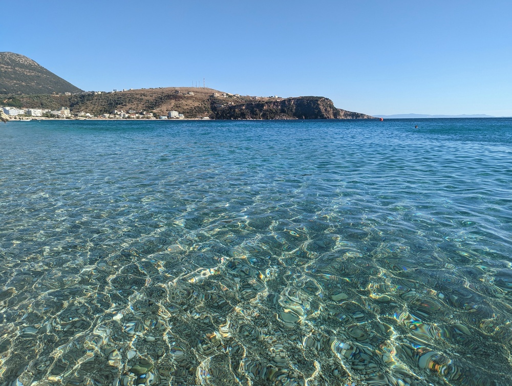 Stranden i byen Himarë på Den Albanske Riviera