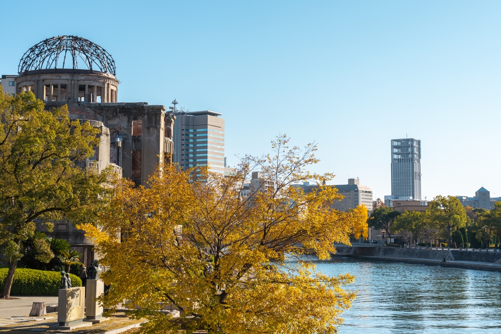 Atombombekuplen ved floden Motoyasu i Fredsparken i Hiroshima om efteråret