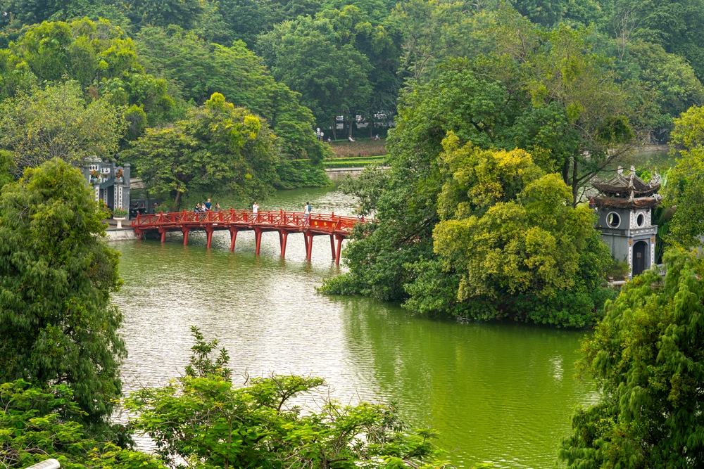 Den røde bro The Huc over Hoan Kiem-søen i Hanoi