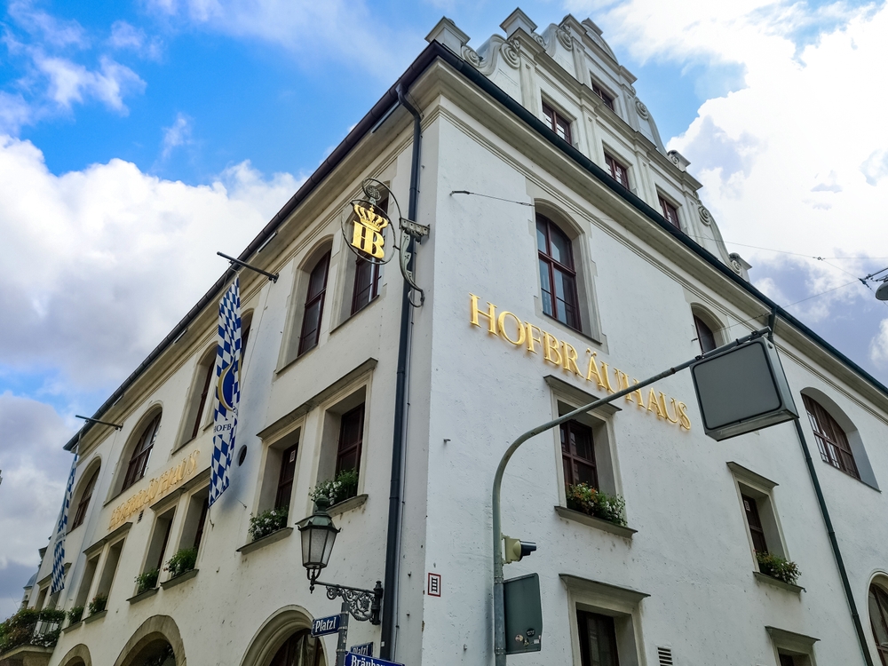 Bygningen med ølhallen Hofbräuhaus am Platzl i Münchens centrum