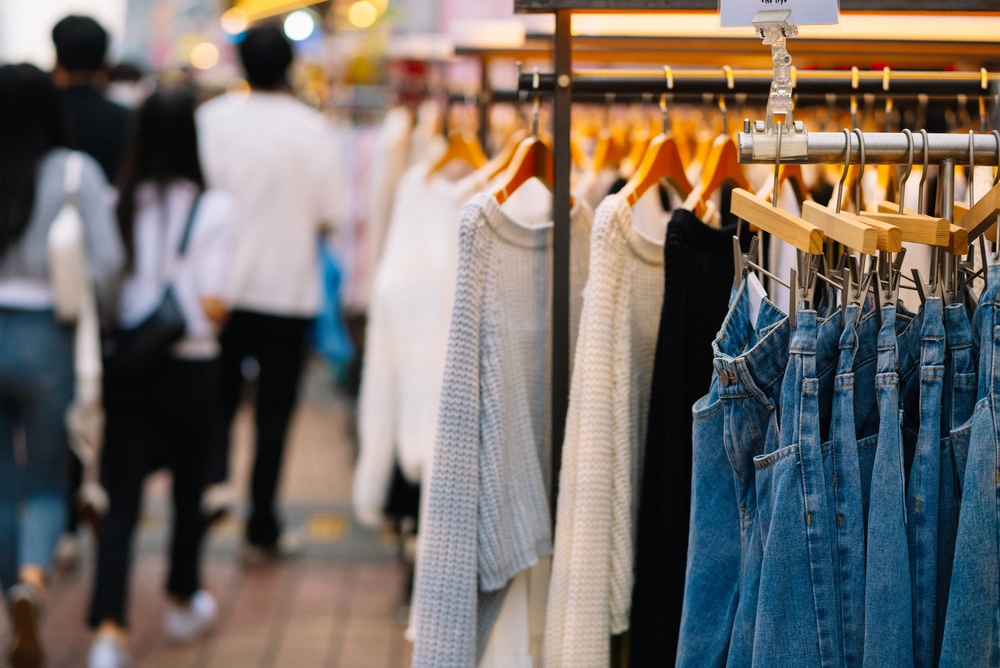 Shoppinggade i Hongdae i Seoul om aftenen