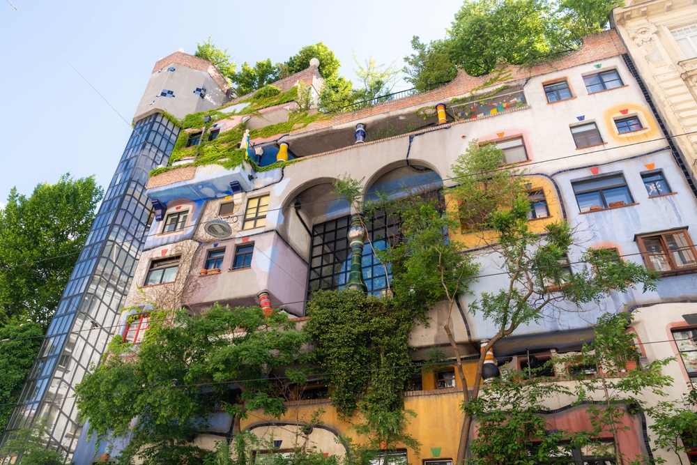 Den farverige facade på Hundertwasserhaus i Wien